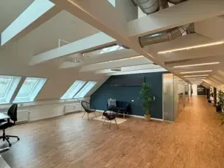 Lækre 323 m² med nye ovenlys vinduer på 2. sal