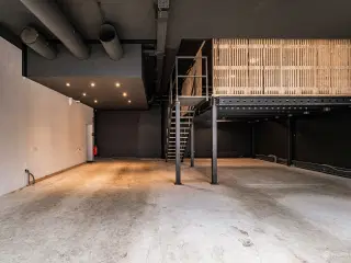 Særdeles centralt showroom/butikslejemål med mulighed for usædvanlig høj synlighed