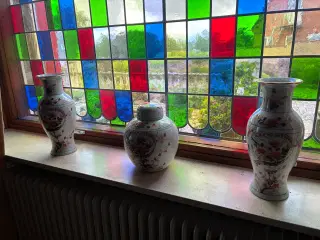 Ægte kinesisk porcelæn - 2 vaser + krukke m låg