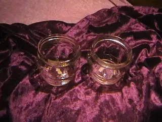 2 små ælde glas krukker. 30,- kr + porto