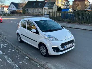 Nysynet 1-ejers Peugeot lav KM
