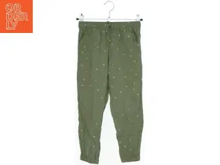 Grønne bukser med mønster fra H&M (str. 122)