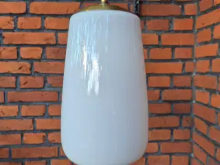 Elegant retrolampel i opalglas med messingtop