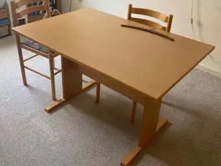 Spisebord med 4 stole bortgives
