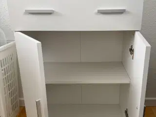 Kommode med 2 skuffer og skab med en hylde