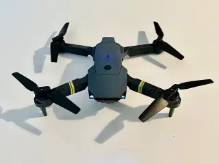 Drone med kamera, fjernbetjening og 2 batterier