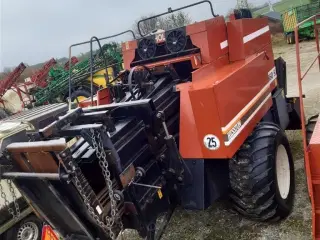 New Holland 4860 S med snitter  blæser ved binder