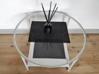 Rundt sofabord med klar glasplade og metal stel