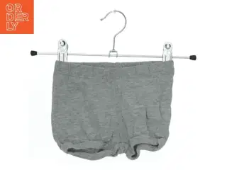Grå shorts til børn fra H&M (str. 62)