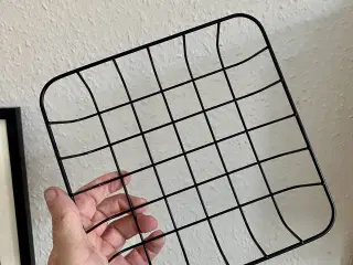 Sort trådkurv i metal