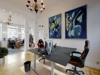 Komplet arbejdsplads med udsigt til Strøget