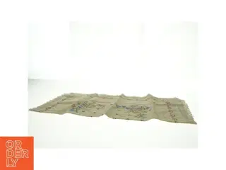 Broderet dug med blomstermotiver (str. 63 x 65 cm)