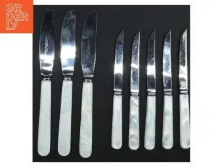 Sæt af knive med perlemorsgreb (str. 21,5 cm 17,5 cm)