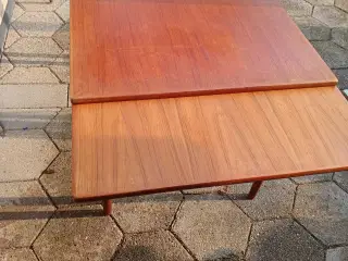 Teak træ møbler og kobber gryde
