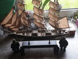 Fint modelskib + 4 sømænd af træ.