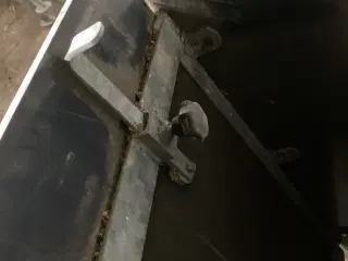 2 stk. Foder automat. Stål med plast sider.