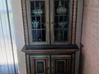 Almuemalet skab/vitrine 2 delt
