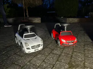 Mercedes legebiler i rød og hvid.
