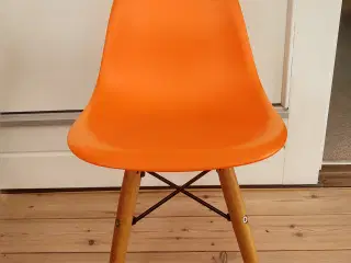 Børnestol med træben orange formstøbt