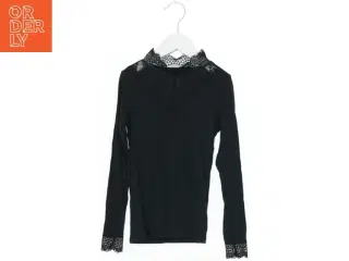 Sort bluse med blonder fra VRS (str. 128)