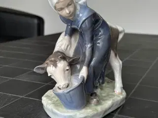 Pige med kalv. Royal Copenhagen figur nr. 779