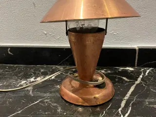 Unik bordlampe i kobber look