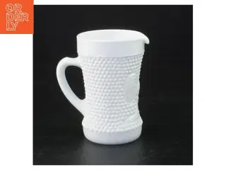 Hvid presset opaline mælkeglas kande med høne relief prægning (str. 10 x 9 x 6 cm)