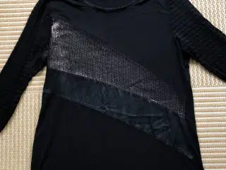 Olsen sort bluse med pallietmønster 42