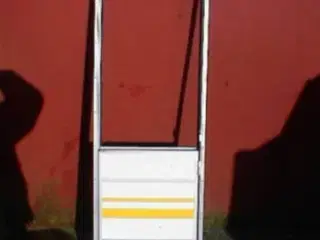   Knaus Under dør.