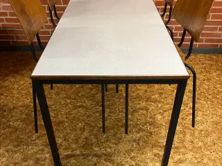 Retro skole bord med tilhørende stole