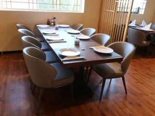 2 borde og 8 nye stole