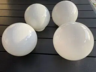 Intakte hvide retro kupler i opalglas