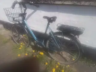 El cykel, halvbrugt, kæden skal sættes på plads. 