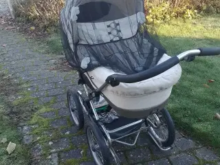 Barnevogn med net og regnslag