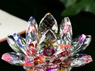 Krystal Feng Shuei Lotus ornament. i 8 farver