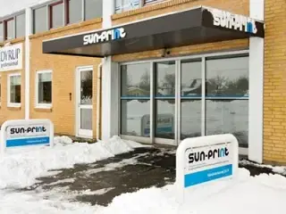 Flot højloftet hal og smagfulde kontorer i Håndværkerkvt.