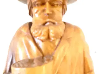 52cm høj træfigur af ældre mand.