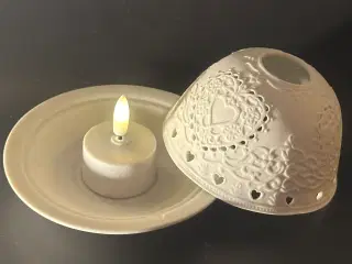 Smuk lanterne/ fyrfadsholder af uglaseret porcelæn