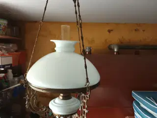 Antik petroleumshængelampe