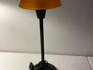 Orange og let konisk bordlampe