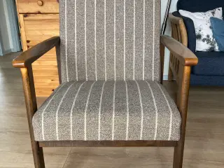 Stol med stofbetræk og træstel