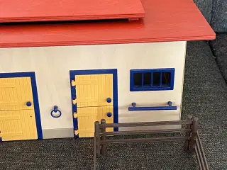 Fin Schleich Hestestald I træ m. fold