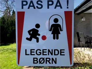 Skilte "Pas På - Legende børn" SPAR 40 %  i alu.