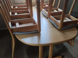 Spisebord med 6 stole (Thorsø no. 18)