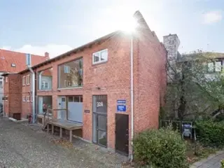 En central og synlig adresse med nem adgang for både kunder, medarbejdere og leverandører.
