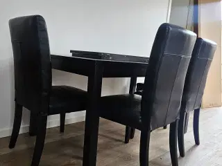 Spisebord med 4 stole og 2 plader 