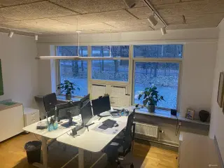 Lyst og rart kontor i kontorfælleskab BlueHouse