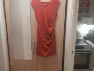 Rød cocktailkjole
