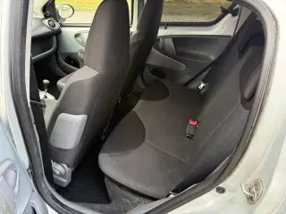 Automatgear. Nysynet Aygo med sædevarme 