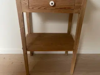 Lille fin afsyret bord med skuffe